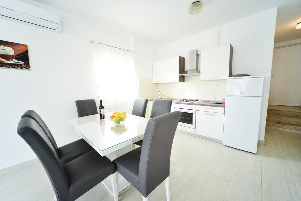 Apartments Valentina Петрчане Экстерьер фото