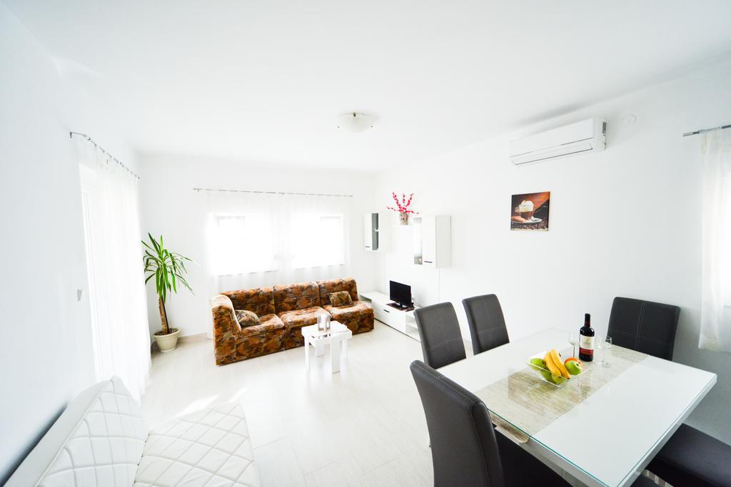 Apartments Valentina Петрчане Экстерьер фото