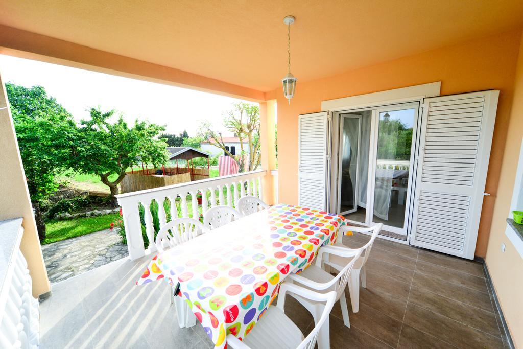 Apartments Valentina Петрчане Экстерьер фото
